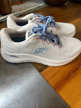 Skechers Women’s Light Beige Slip-On Walking Shoes with Blue Accents Sz 6